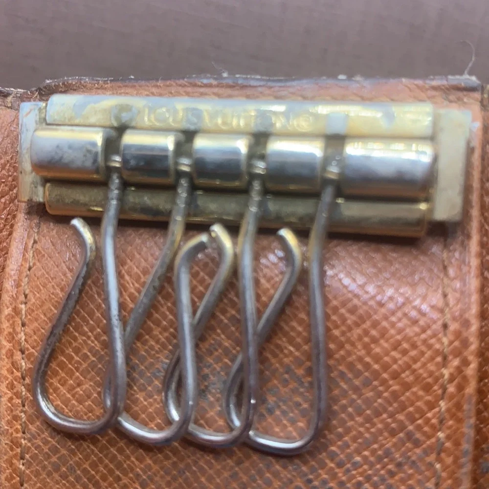 🤎 🤎 🤎 Louis Vuitton Monogram signature design LV Logo‎ 4 key holder 22